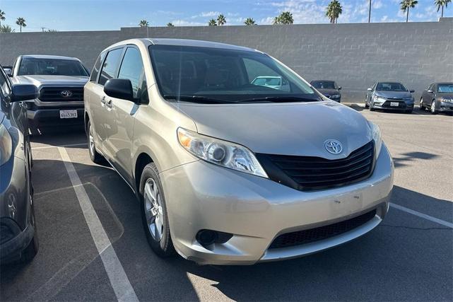 Photo of 2017 Gold Toyota Sienna