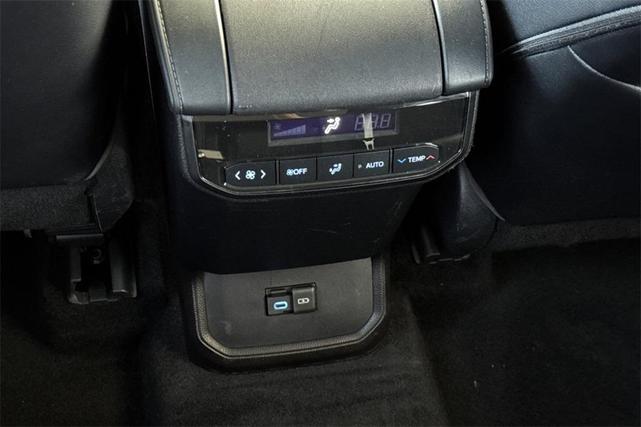 Photo of 2022 White Toyota Highlander