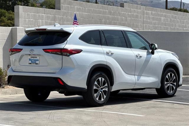 Photo of 2022 White Toyota Highlander