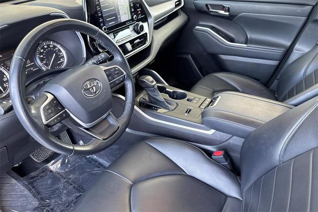 Photo of 2022 White Toyota Highlander
