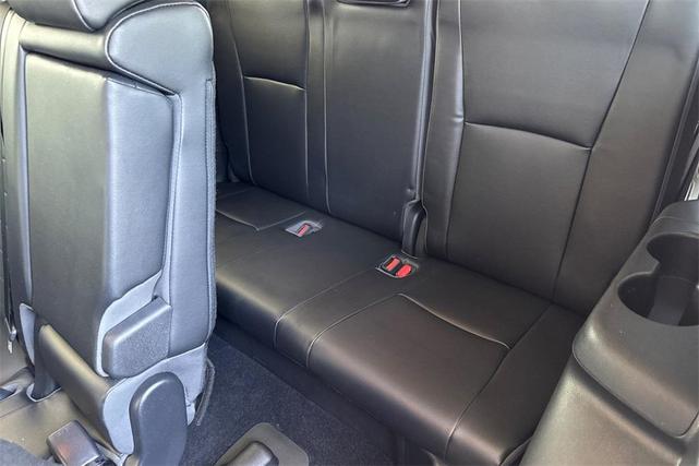 Photo of 2022 White Toyota Highlander