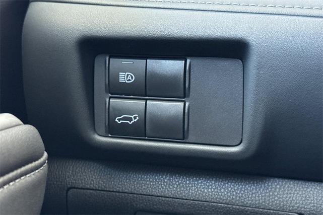 Photo of 2022 White Toyota Highlander