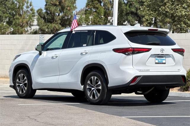 Photo of 2022 White Toyota Highlander