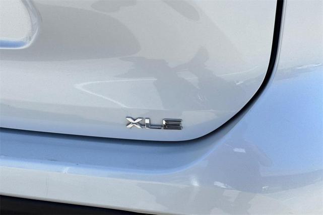 Photo of 2022 White Toyota Highlander