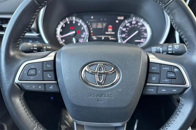 Photo of 2022 White Toyota Highlander
