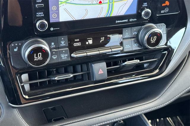 Photo of 2022 White Toyota Highlander