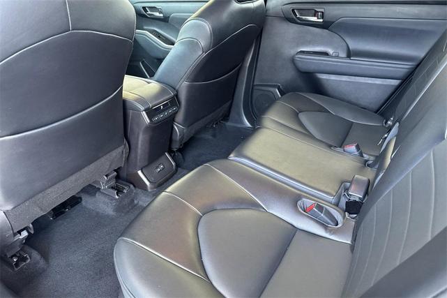 Photo of 2022 White Toyota Highlander