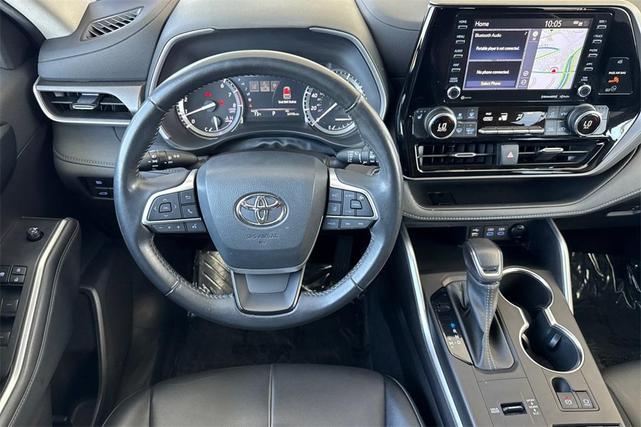 Photo of 2022 White Toyota Highlander