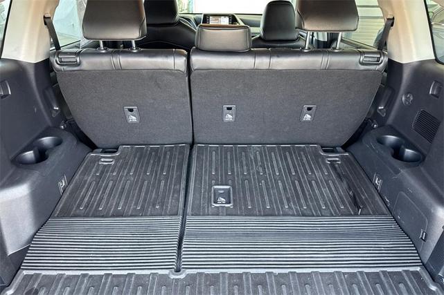 Photo of 2022 White Toyota Highlander