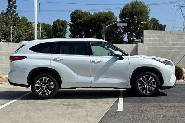 Photo of 2022 White Toyota Highlander