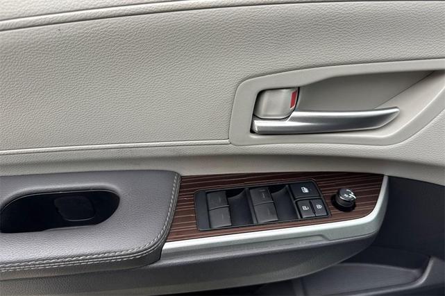 Photo of 2022 White Toyota Sienna
