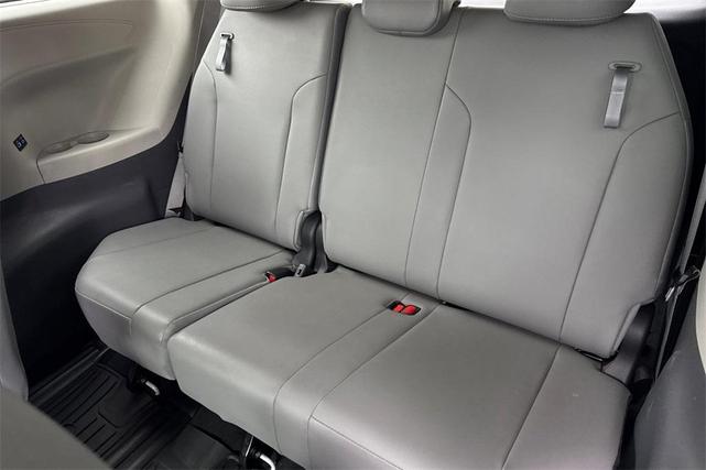 Photo of 2022 White Toyota Sienna