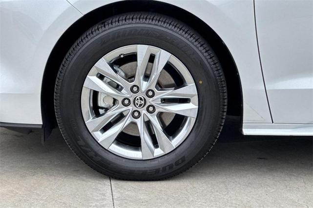 Photo of 2022 White Toyota Sienna