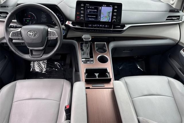 Photo of 2022 White Toyota Sienna