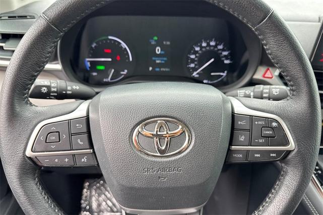 Photo of 2022 White Toyota Sienna