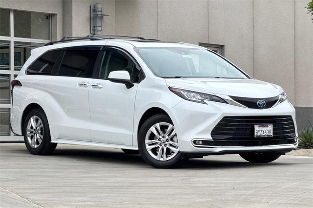 Photo of 2022 White Toyota Sienna