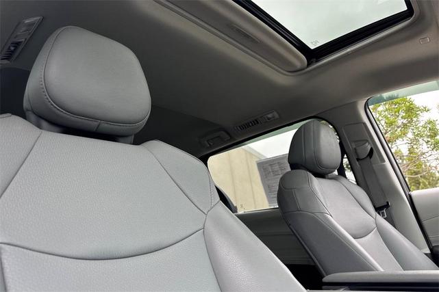 Photo of 2022 White Toyota Sienna