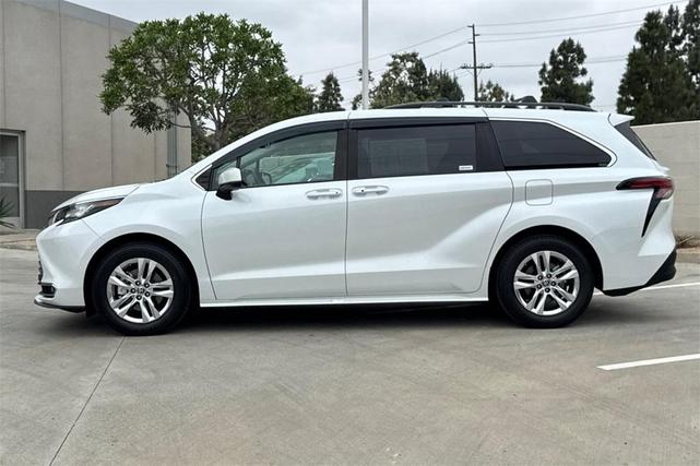 Photo of 2022 White Toyota Sienna