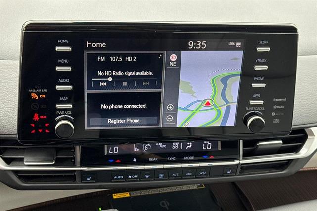 Photo of 2022 White Toyota Sienna