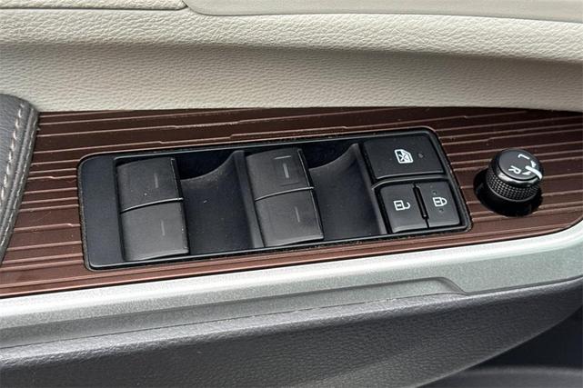 Photo of 2022 White Toyota Sienna