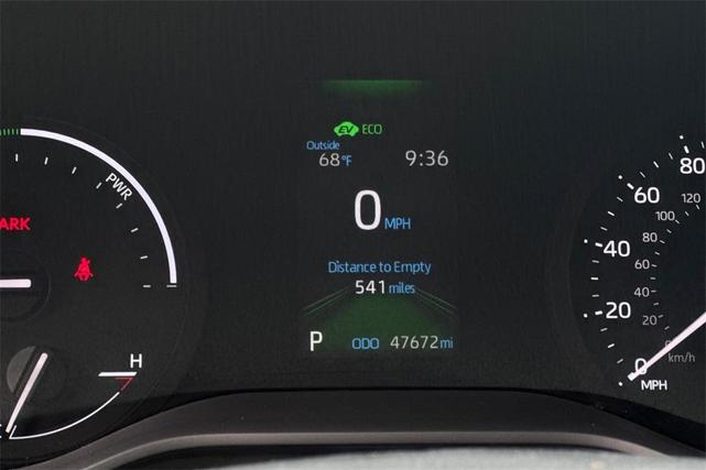 Photo of 2022 White Toyota Sienna