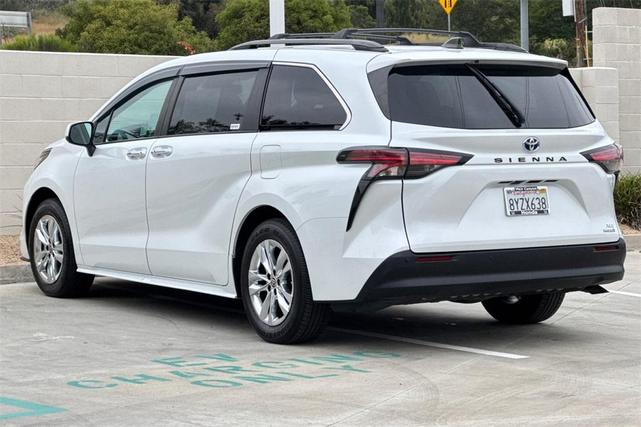 Photo of 2022 White Toyota Sienna