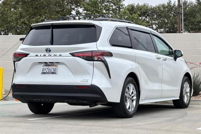 Photo of 2022 White Toyota Sienna