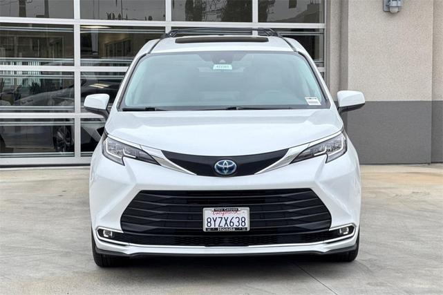 Photo of 2022 White Toyota Sienna