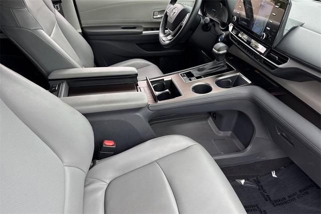 Photo of 2022 White Toyota Sienna