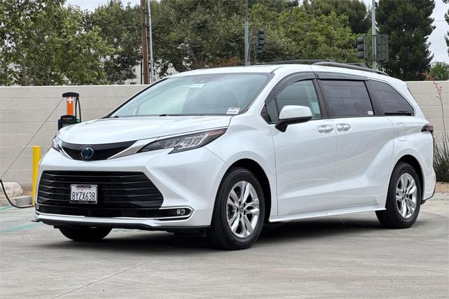Photo of 2022 White Toyota Sienna