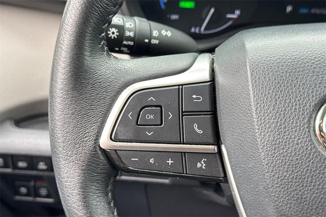 Photo of 2022 White Toyota Sienna