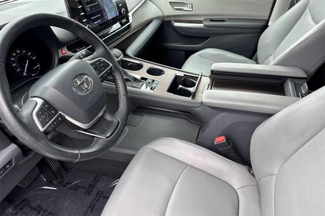 Photo of 2022 White Toyota Sienna