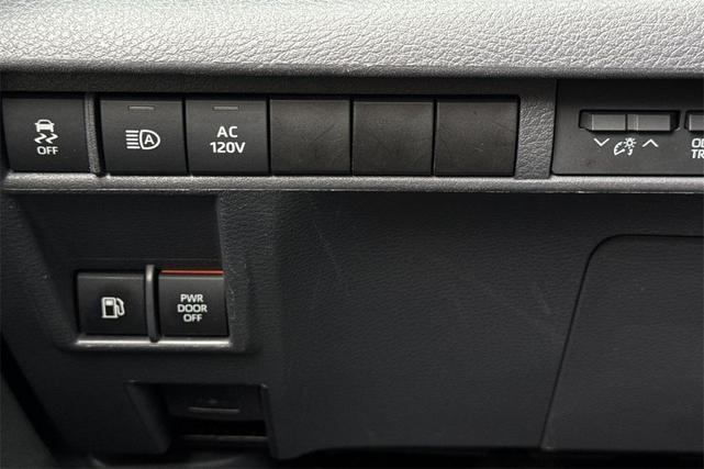 Photo of 2022 White Toyota Sienna