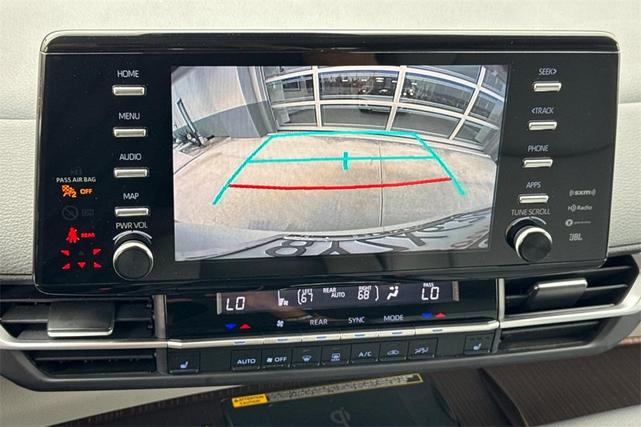 Photo of 2022 White Toyota Sienna