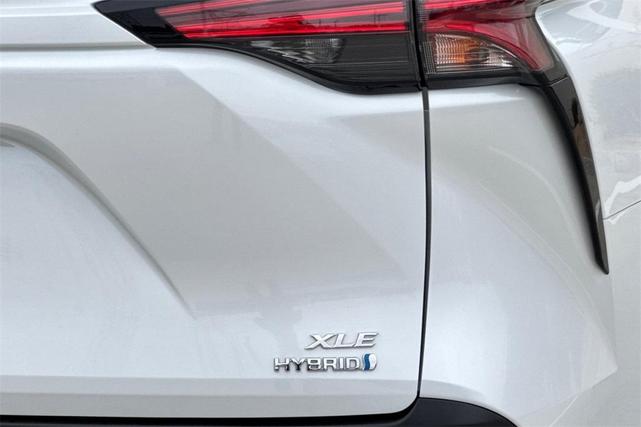 Photo of 2022 White Toyota Sienna