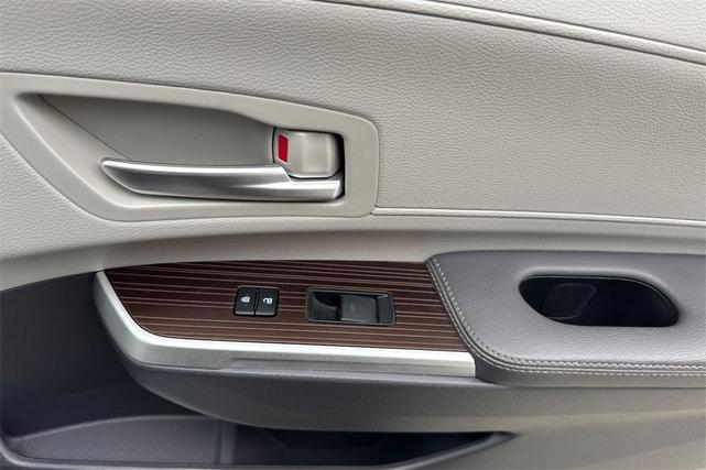 Photo of 2022 White Toyota Sienna