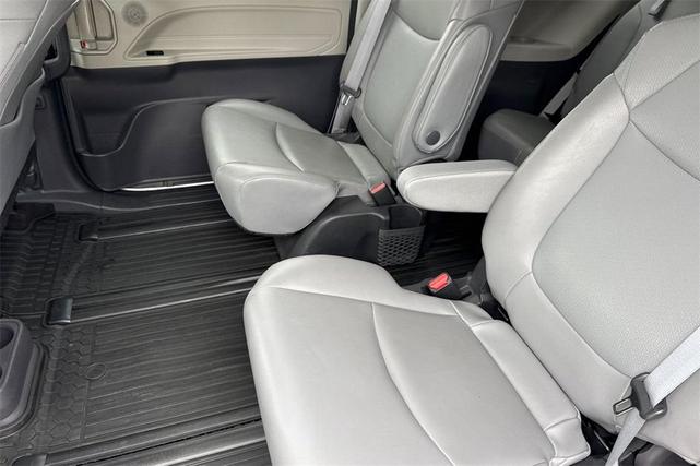 Photo of 2022 White Toyota Sienna