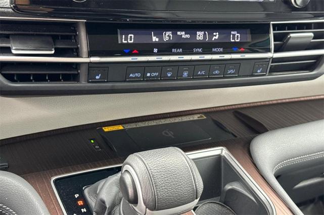 Photo of 2022 White Toyota Sienna