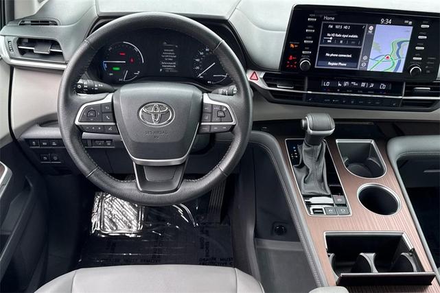 Photo of 2022 White Toyota Sienna