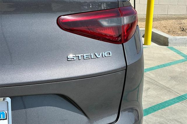 Photo of 2018 Vesuvio Gray Metallic Alfa Romeo Stelvio