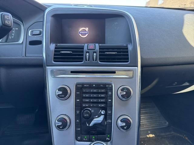 Photo of 2017 Bright Silver Metallic Volvo XC60