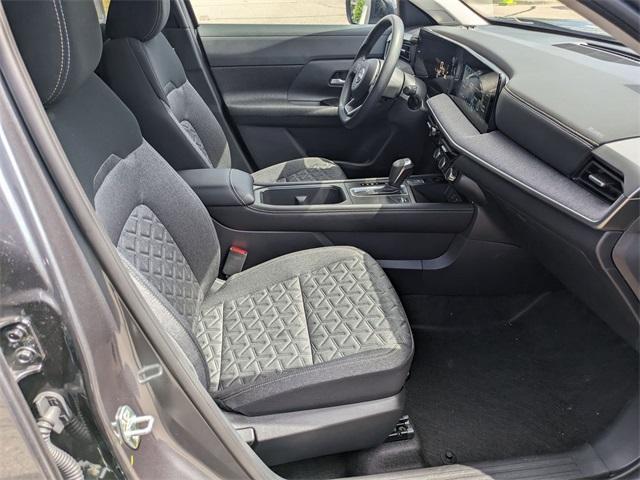 Photo of 2025 2t Gun Blk Roof Nissan Kicks