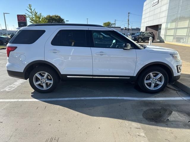 Photo of 2017 Oxford White Ford Explorer