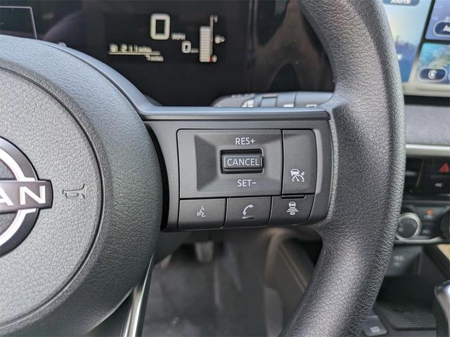 Photo of 2025 Gun Metallic Nissan Kicks
