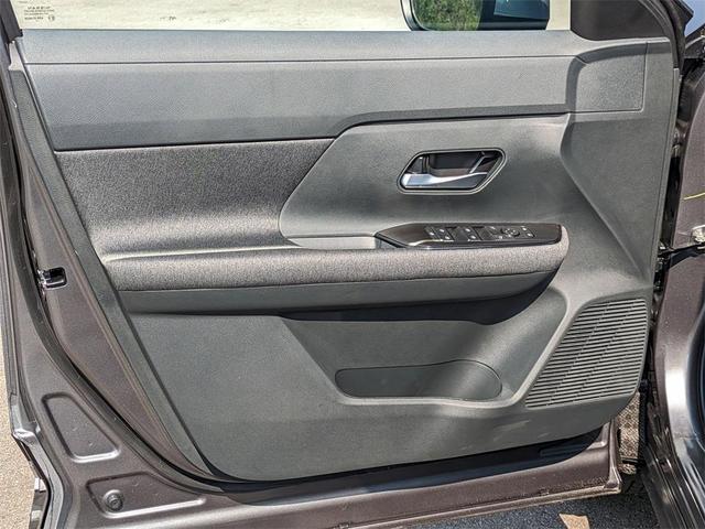 Photo of 2025 Gun Metallic Nissan Kicks