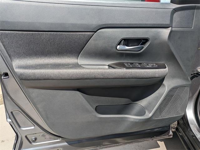 Photo of 2025 2t Gun Red Roof Nissan Kicks