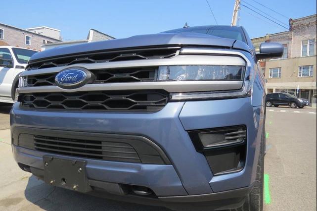 Photo of 2022 Blue Ford Expedition Max