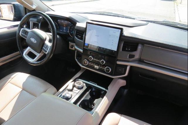 Photo of 2022 Blue Ford Expedition Max
