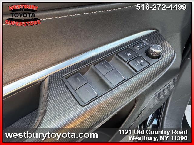Photo of 2022 Black Toyota Venza