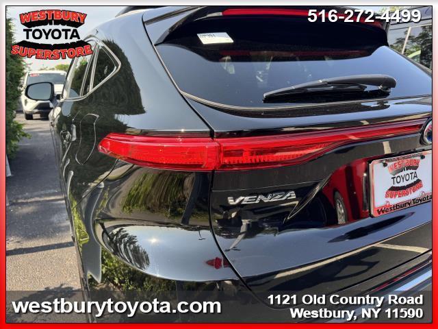 Photo of 2022 Black Toyota Venza